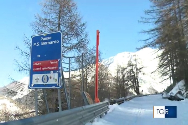 В Альпах белорус хотел проехать на бусе по лыжной трассе В Альпах белорус хотел проехать на бусе по лыжной трассе