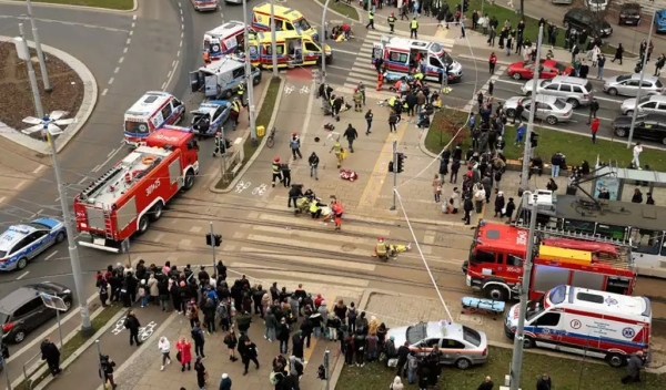 В Польше автомобиль въехал в толпу, пострадали 19 человек В Польше автомобиль въехал в толпу, пострадали 19 человек