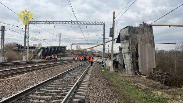 Мост обрушился над железной дорогой в Смоленской области Мост обрушился над железной дорогой в Смоленской области