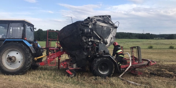 Под Волковыском в поле загорелась сельхозтехника Под Волковыском в поле загорелась сельхозтехника